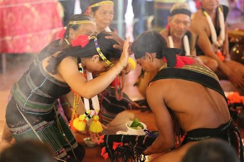Chú rể lần lượt mời rượu bố mẹ vợ và người già trong dòng họ. Ảnh: Dương Giang -TTXVN Cô dâu sẽ chúc phúc và trao lễ vật cho bố mẹ và người thân. Ảnh: Dương Giang - TTXVN Gia đình và bạn bè chia vui cùng đôi vợ chồng trẻ, họ cùng nhau ăn uống, ca hát, nhảy múa theo nhịp cồng chiêng rộn rã. Ảnh: Dương Giang - TTXVN Lễ vật của nhà trai mang sang nhà gái hỏi cưới. Ảnh: Dương Giang -TTXVN Nhà trai tráng mang lễ vật mang sang nhà gái hỏi cưới. Ảnh: Dương Giang -TTXVN Nhà trai chuẩn bị lễ vật mang sang nhà gái hỏi cưới. Gia đình và bạn bè chia vui cùng đôi vợ chồng trẻ, họ cùng nhau ăn uống, ca hát, nhảy múa theo nhịp cồng chiêng rộn rã. Ảnh: Dương Giang - TTXVN Lễ cưới diễn ra trong không khí vui tươi, rộn ràng. Ảnh: Dương Giang - TTXVN Bà mối và đại diện nhà trai mang lễ vật sang nhà gái hỏi cưới. Ảnh: Dương Giang -TTXVN Chú rể lần lượt mời rượu bố mẹ vợ và người già trong dòng họ. Ảnh: Dương Giang -TTXVN Cô dâu sẽ chúc phúc và trao lễ vật cho bố mẹ và người thân. Ảnh: Dương Giang - TTXVN Gia đình và bạn bè chia vui cùng đôi vợ chồng trẻ, họ cùng nhau ăn uống, ca hát, nhảy múa theo nhịp cồng chiêng rộn rã. Ảnh: Dương Giang - TTXVN Lễ vật của nhà trai mang sang nhà gái hỏi cưới. Ảnh: Dương Giang -TTXVN Nhà trai tráng mang lễ vật mang sang nhà gái hỏi cưới. Ảnh: Dương Giang -TTXVN Nhà trai chuẩn bị lễ vật mang sang nhà gái hỏi cưới. Gia đình và bạn bè chia vui cùng đôi vợ chồng trẻ, họ cùng nhau ăn uống, ca hát, nhảy múa theo nhịp cồng chiêng rộn rã. Ảnh: Dương Giang - TTXVN Lễ cưới diễn ra trong không khí vui tươi, rộn ràng. Ảnh: Dương Giang - TTXVN Bà mối và đại diện nhà trai mang lễ vật sang nhà gái hỏi cưới. Ảnh: Dương Giang -TTXVN