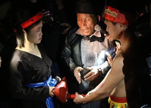 Cặp vợ chồng thực hiện nghi thức "Linh tinh tình phộc".