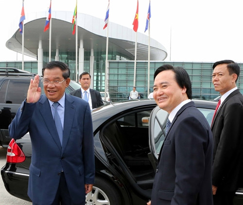 Thủ tướng Samdech Techo Hun Sen tới sân bay quốc tế Nội Bài, Hà Nội. Ảnh: Phương Hoa-TTXVN