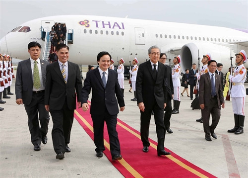 Bộ trưởng Bộ Giáo dục và Đào tạo Phùng Xuân Nhạ đón Phó Thủ tướng Thái Lan Somkid Jatusripitak tại sân bay. Ảnh: Phương Hoa -TTXVN