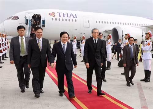 Bộ trưởng Bộ Giáo dục và Đào tạo Phùng Xuân Nhạ đón Phó Thủ tướng Thái Lan Somkid Jatusripitak tại sân bay. Ảnh: Phương Hoa -TTXVN