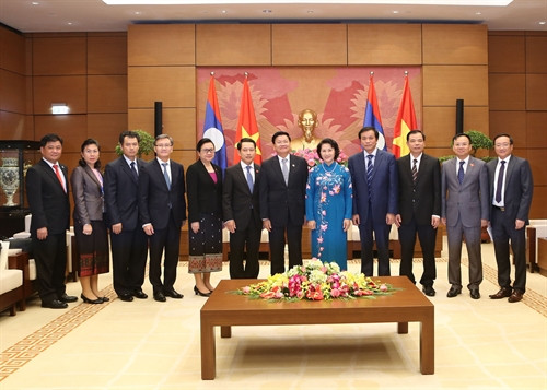 Chủ tịch Quốc hội Nguyễn Thị Kim Ngân tiếp Thủ tướng Lào Thongloun Sisoulith và các thành viên trong đoàn. Ảnh: Trọng Đức - TTXVN