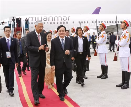 Bộ trưởng Bộ Giáo dục và Đào tạo Phùng Xuân Nhạ (bên phải) đón Tổng thống Htin Kyaw tại sân bay quốc tế Nội Bài, Hà Nội. Ảnh: Phương Hoa-TTXVN