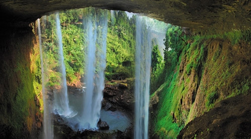 Góc nhìn từ phía trong hang Góc nhìn từ phía trong hang