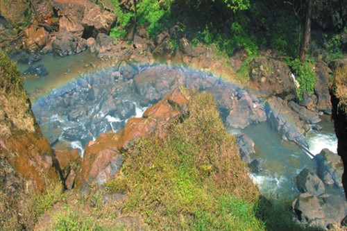 Những tảng đá giống thiếu nữ đang tắm trong dòng thác Những tảng đá giống thiếu nữ đang tắm trong dòng thác