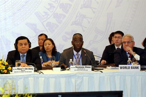 Ông Ousmane Dione (giữa), Giám đốc Quốc gia Ngân hàng Thế giới tại Việt Nam phát biểu. Ảnh: Danh Lam – TTXVN Ông Ousmane Dione (giữa), Giám đốc Quốc gia Ngân hàng Thế giới tại Việt Nam phát biểu. Ảnh: Danh Lam – TTXVN