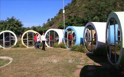 Homestay thiết kế theo kiểu nhà ống tại khu du lịch Happy Land, ở bản Lùn, xã Mường Sang, huyện Mộc Châu, tỉnh Sơn La. Ảnh: Nguyễn Cường – TTXVN Homestay thiết kế theo kiểu nhà ống tại khu du lịch Happy Land, ở bản Lùn, xã Mường Sang, huyện Mộc Châu, tỉnh Sơn La. Ảnh: Nguyễn Cường – TTXVN