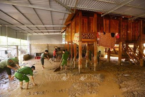 Lực lượng công an và bộ đội địa phương đang huy động hết lực lượng giúp người dân bản Poọng dựng lại nhà sớm ổn định cuộc sống và sinh hoạt. Ảnh: Trọng Đạt – TTXVN Lực lượng công an và bộ đội địa phương đang huy động hết lực lượng giúp người dân bản Poọng dựng lại nhà sớm ổn định cuộc sống và sinh hoạt. Ảnh: Trọng Đạt – TTXVN
