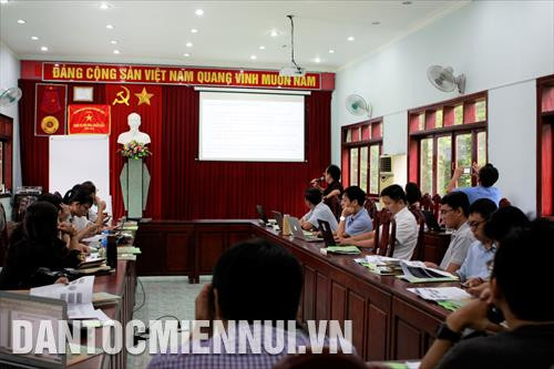 Quang cảnh buổi tập huấn “Khai thác đề tài buôn bán động vật hoang dã” tại Vườn Quốc gia Cát Tiên