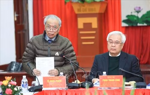 Giáo sư, Tiến sĩ khoa học Tô Ngọc Thanh, Chủ tịch Hội Văn nghệ dân gian Việt Nam trình bày tham luận tại hội thảo. Ảnh: Trọng Đạt - TTXVN