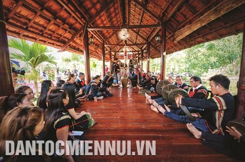 Tục kết nghĩa sẽ thắt chặt hơn nữa tinh thần, trách nhiệm giữa các thành viên trong gia đình và dòng họ, tạo sự thống nhất trong dòng họ trên quan hệ song phương. Ảnh: Dương Giang Tục kết nghĩa sẽ thắt chặt hơn nữa tinh thần, trách nhiệm giữa các thành viên trong gia đình và dòng họ, tạo sự thống nhất trong dòng họ trên quan hệ song phương. Ảnh: Dương Giang