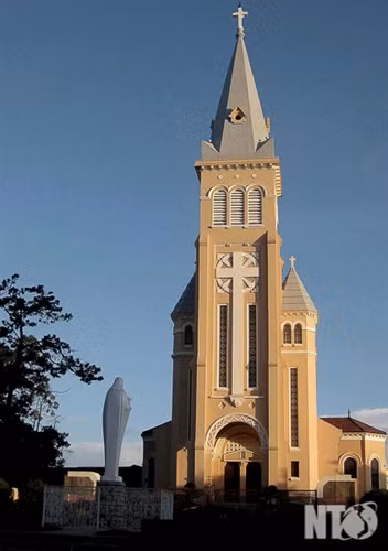 Ga Đà Lạt. Nhà thờ Con Gà Đà Lạt. Dinh Bảo Đại Trường Cao đẳng sư phạm Đà Lạt Nhà hàng Thủy Tạ Đà Lạt. Trường Đại học Đà Lạt. Lò phản ứng hạt nhân Đà Lạt