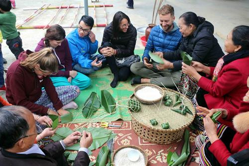 Du khách thích thú với các sản phẩm từ thổ cẩm của đồng bào Thái. Ảnh: Bích Huệ - TTXVN Du khách trải nghiệm đánh cồng chiêng của đồng bào Thái. Ảnh: Bích Huệ - TTXVN Du khách tham gia múa sạp với đồng bào dân tộc Thái. Ảnh: Bích Huệ - TTXVN .... Thử trò chơi đi cà kheo của dân tộc Thái. Ảnh: Bích Huệ - TTXVN Du khách trải nghiệm cách gói bánh của đồng bào Thái. Ảnh: Bích Huệ - TTXVN Du khách thích thú với hoạt động gói bánh chưng và bánh ột, bánh mọc của đồng bào Thái. Ảnh: Bích Huệ - TTXVN ... và trải nghiệm nghề dệt thổ cẩm của đồng bào Thái. Ảnh: Bích Huệ - TTXVN Du khách hào hứng với những bánh chưng tự gói của mình. Ảnh: Bích Huệ - TTXVN