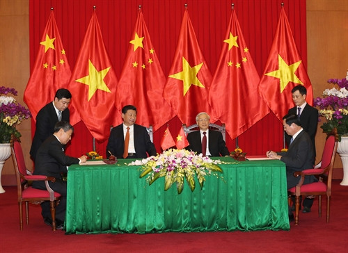 Tổng Bí thư Nguyễn Phú Trọng và Tổng Bí thư, Chủ tịch Trung Quốc Tập Cận Bình chứng kiến Lễ ký kết Bản ghi nhớ về việc thúc đẩy hợp tác năng lực sản xuất giữa Bộ Công thương nước Cộng hòa xã hội chủ nghĩa Việt Nam và Ủy ban Phát triển và Cải cách Quốc gia nước Cộng hòa nhân dân Trung Hoa. Ảnh: Trí Dũng- TTXVN Tổng Bí thư Nguyễn Phú Trọng và Tổng Bí thư, Chủ tịch Trung Quốc Tập Cận Bình chứng kiến Lễ ký kết Bản ghi nhớ về việc thúc đẩy hợp tác năng lực sản xuất giữa Bộ Công thương nước Cộng hòa xã hội chủ nghĩa Việt Nam và Ủy ban Phát triển và Cải cách Quốc gia nước Cộng hòa nhân dân Trung Hoa. Ảnh: Trí Dũng- TTXVN