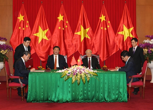 Tổng Bí thư Nguyễn Phú Trọng và Tổng Bí thư, Chủ tịch Trung Quốc Tập Cận Bình chứng kiến Lễ ký kết Hiệp định về tàu thuyền đi lại tại khu vực đi lại tự do ở cửa sông Bắc Luân giữa Chính phủ nước Cộng hòa xã hội chủ nghĩa Việt Nam và Chính phủ nước Cộng hòa nhân dân Trung Hoa. Ảnh: Trí Dũng- TTXVN Tổng Bí thư Nguyễn Phú Trọng và Tổng Bí thư, Chủ tịch Trung Quốc Tập Cận Bình chứng kiến Lễ ký kết Hiệp định về tàu thuyền đi lại tại khu vực đi lại tự do ở cửa sông Bắc Luân giữa Chính phủ nước Cộng hòa xã hội chủ nghĩa Việt Nam và Chính phủ nước Cộng hòa nhân dân Trung Hoa. Ảnh: Trí Dũng- TTXVN