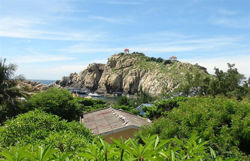 Đảo yến Hòn Nội là nơi đặt đền thờ thủy tổ nghề khai thác yến sào. Ảnh: Nguyên Lý-TTXVN