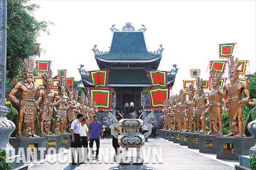Làng văn hóa Đồng Xanh thuộc xã An Phú, thành phố Pleiku mang đậm dấu ấn văn hóa Tây Nguyên, là địa chỉ văn hóa - du lịch, nghỉ dưỡng quen thuộc của người dân nơi đây Làng văn hóa Đồng Xanh thuộc xã An Phú, thành phố Pleiku mang đậm dấu ấn văn hóa Tây Nguyên, là địa chỉ văn hóa - du lịch, nghỉ dưỡng quen thuộc của người dân nơi đây