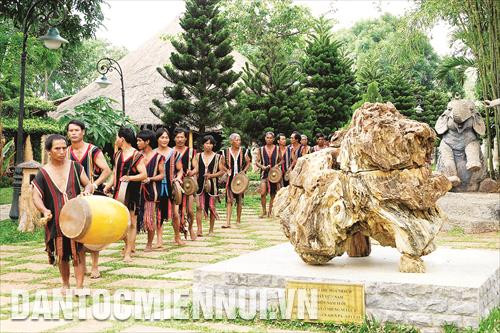 Biểu diễn cồng chiêng tại Làng văn hóa Đồng Xanh thuộc xã An Phú, thành phố Pleiku (Gia Lai) Biểu diễn cồng chiêng tại Làng văn hóa Đồng Xanh thuộc xã An Phú, thành phố Pleiku (Gia Lai)