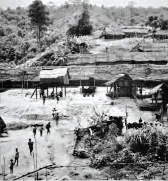 Làng M’ nông Gar với những ngôi nhà trệt rất dài.