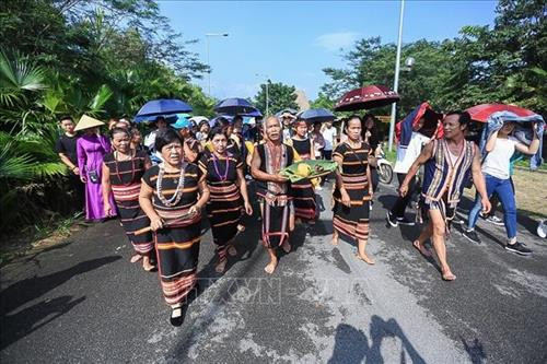 Già làng cùng người dân trong buôn làng Xơ Đăng đi lấy nước về mừng lúa mới. Ảnh: Trọng Đạt - TTXVN