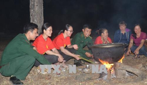 Hình ảnh đầm ấm quân và dân bên nồi bánh chưng nơi vùng biên giới Ia Mơ xa xôi. Ảnh: Hoài Nam – TTXVN