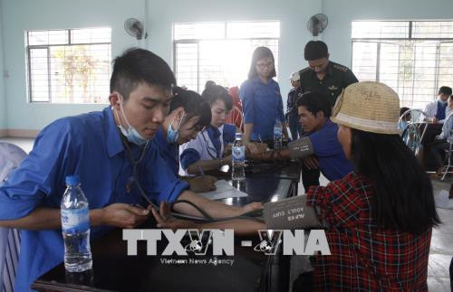 Đoàn viên thanh niên Bệnh viện Đa khoa tỉnh Gia Lai khám, cấp phát thuốc cho bà con vùng biên giới Ia Mơ. Ảnh: Hoài Nam – TTXVN