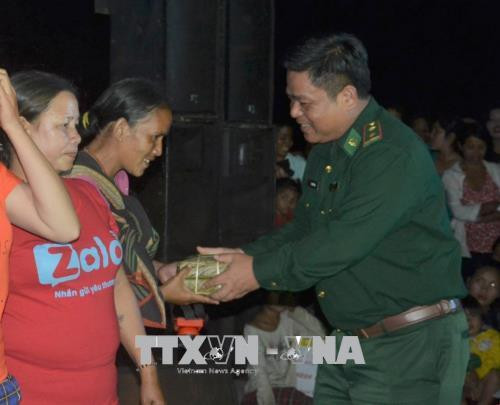 Những chiếc bánh chưng được trao đến bà con vùng biên giới Ia Mơ. Ảnh: Hoài Nam – TTXVN