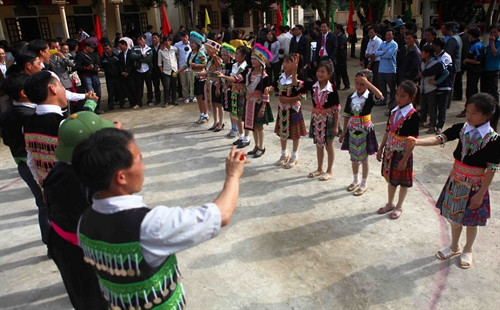 Nam nữ cùng chơi ném pao, một nét văn hóa truyền thống của đồng bào dân tộc Mông. Nam nữ cùng chơi ném pao, một nét văn hóa truyền thống của đồng bào dân tộc Mông.