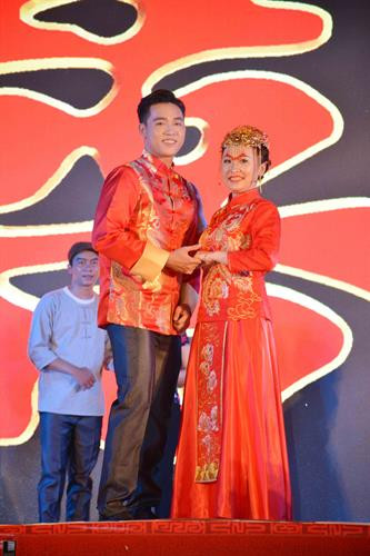 Phần thi trình diễn trang phục của đơn vị thành phố Sóc Trăng. Ảnh: Hoài Thu/TTXVN