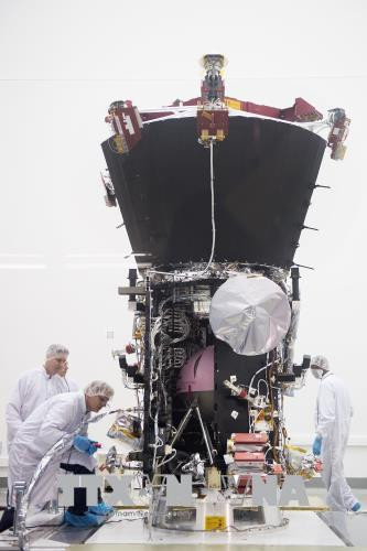 Tàu vũ trụ Parker Solar Probe tại buổi ra mắt báo giới ở Maryland, Mỹ ngày 28/3. Ảnh: AFP/TTXVN
