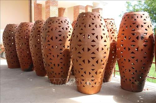 Đèn gốm trang trí của hợp tác xã gốm Chăm Bàu Trúc. Ảnh: Nguyễn Thành – TTXVN Đèn gốm trang trí của hợp tác xã gốm Chăm Bàu Trúc. Ảnh: Nguyễn Thành – TTXVN