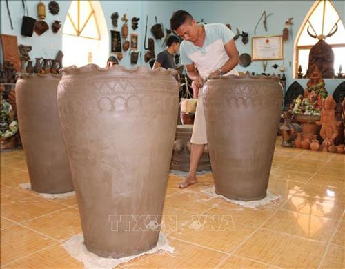 Tạo hình sản phẩm gốm Bàu Trúc. Ảnh: Nguyễn Thành – TTXVN Tạo hình sản phẩm gốm Bàu Trúc. Ảnh: Nguyễn Thành – TTXVN