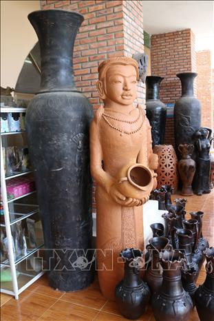 Một số sản phẩm gốm Bàu Trúc. Ảnh: Nguyễn Thành – TTXVN Một số sản phẩm gốm Bàu Trúc. Ảnh: Nguyễn Thành – TTXVN