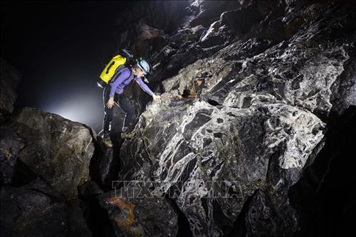 Hang Sơn Đoòng còn sở hữu một hệ thống sông ngầm lớn, được hình thành bởi sự giao thoa của 2 con sông. Cuối hang là bức tường đá vôi cao 90 mét, hay còn gọi là “Bức Tường Việt Nam”. Ảnh: TTXVN Các đặc điểm vĩ đại khác của hang làm cho Sơn Đoòng trở thành một tác phẩm thiên nhiên tuyệt vời chính là hệ thống sông ngầm, các khối thạch nhũ khổng lồ, các hố sụt và giếng trời tự nhiên. Ảnh: TTXVN Kích thước khổng lồ của hang cũng giúp cho các đám mây hình thành ngay trong hang từ các mạch sông ngầm. Ảnh: TTXVN