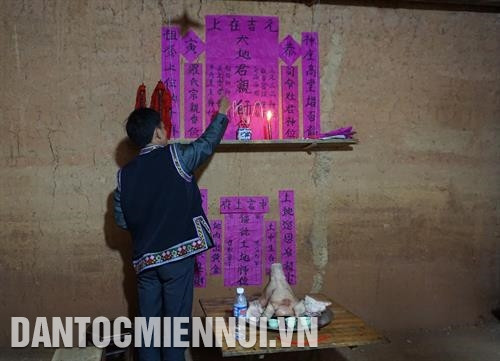 Trước khi tiến hành các nghi lễ cưới hỏi của người Bố Y, nhà trai phải thắp hương báo cáo với ông bà tổ tiên. Ảnh: Nam Sương