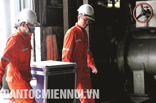 Đội kiểm tra của Sở Tài nguyên và Môi trường TP.HCM kiểm tra các chỉ tiêu môi trường tại nhà máy ở công trường Đông Thạnh. Ảnh: Xuân Dự