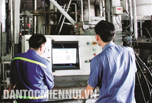 Vận hành dây chuyền xử lý rác thải nguy hại bằng công nghệ tự động. Ảnh: Xuân Dự