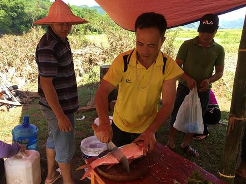 Người Thái Sơn La thường chọn những con cá chép, trôi to từ 3 - 4kg để chế biến món cá nướng Người Thái Sơn La thường chọn những con cá chép, trôi to từ 3 - 4kg để chế biến món cá nướng