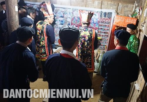 Thầy cúng cùng các chàng trai dân tộc Dao xin thần linh để thực hiện nghi lễ của Tết nhảy. Ảnh: Hoàng Hải