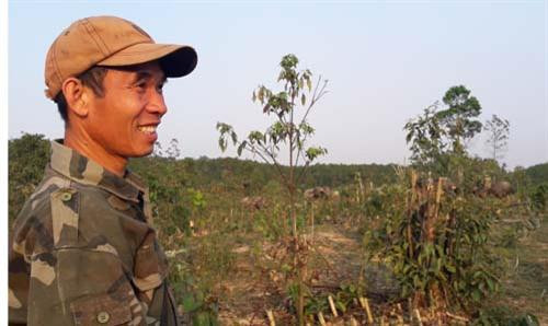 Ông Mừng lên núi kiểm tra đàn trâu. Ảnh: danviet.vn Ông Mừng lên núi kiểm tra đàn trâu. Ảnh: danviet.vn