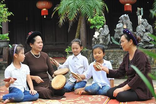 Các nghệ nhân hát Xẩm của CLB xã Yên Phong hướng dẫn cho các thế hệ sau bộ môn nghệ thuật truyền thống hát Xẩm. Ảnh: Minh Đức - TTXVN