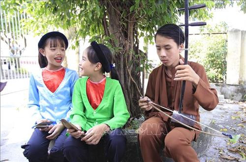 Thế hệ trẻ của chiếu xẩm Hà Thị Cầu. Ảnh: Minh Đức - TTXVN