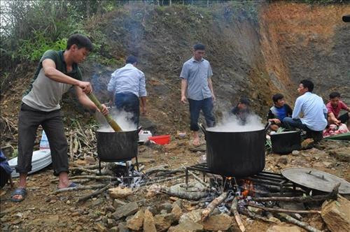 Người Mông thôn Bản Tát, xã Nà Hẩu, huyện Văn Yên (Yên Bái) tổ chức mổ lợn liên hoan sau Lễ cúng rừng. Ảnh: Việt Dũng – TTXVN