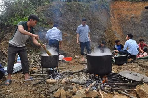 Người Mông thôn Bản Tát, xã Nà Hẩu, huyện Văn Yên (Yên Bái) tổ chức mổ lợn liên hoan sau Lễ cúng rừng. Ảnh: Việt Dũng – TTXVN