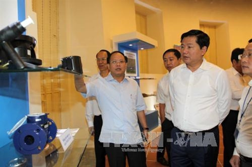 Đồng chí Đinh La Thăng, Ủy viên Bộ Chính trị, Bí thư Thành ủy dẫn đầu, tới làm việc với Tổng công ty Cấp nước Thành phố Hồ Chí Minh (Sawaco) về tình hình thực hiện nhiệm vụ sản xuất, cung cấp nước sạch trên địa bàn năm 2016 và chương trình công tác năm 2017. Ảnh: Thanh Vũ - TTXVN Đồng chí Đinh La Thăng, Ủy viên Bộ Chính trị, Bí thư Thành ủy dẫn đầu, tới làm việc với Tổng công ty Cấp nước Thành phố Hồ Chí Minh (Sawaco) về tình hình thực hiện nhiệm vụ sản xuất, cung cấp nước sạch trên địa bàn năm 2016 và chương trình công tác năm 2017. Ảnh: Thanh Vũ - TTXVN