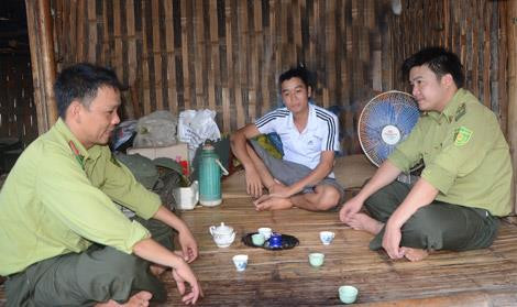 Cán bộ Hạt kiểm lâm huyện Lâm Bình tuyên truyền công tác phòng, chống cháy rừng cho các chủ rừng tại khu vực hồ Thủy điện Tuyên Quang. Ảnh: baotuyenquang.com.vn Cán bộ Hạt kiểm lâm huyện Lâm Bình tuyên truyền công tác phòng, chống cháy rừng cho các chủ rừng tại khu vực hồ Thủy điện Tuyên Quang. Ảnh: baotuyenquang.com.vn