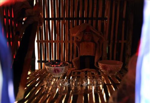 Bát than hồng đặt trên ban thờ trong lễ xin thần lửa. Ảnh: Phan Tuấn Anh - TTXVN Bát than hồng đặt trên ban thờ trong lễ xin thần lửa. Ảnh: Phan Tuấn Anh - TTXVN