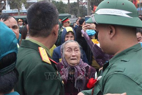 Người thân tiễn các tân binh lên đường nhập ngũ. Ảnh: Hoàng Ngà -TTXVN Người thân tiễn các tân binh lên đường nhập ngũ. Ảnh: Hoàng Ngà -TTXVN