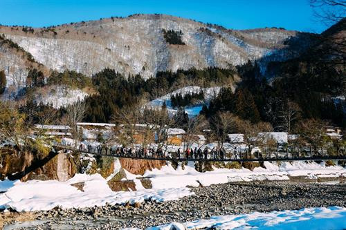 Shirakawago thuộc tỉnh Gifu, Nhật Bản. Đây là một trong những ngôi làng độc đáo của xứ Phù Tang. Mặc cho những biến đổi về kinh tế, thiên tai, Shirakawago vẫn giữ nguyên hình dáng, kiến trúc từ 400 năm trước. Shirakawago chỉ cách các thành phố lớn như Nagoya hay Kanazawa 2-3 tiếng đi xe buýt. Làng được UNESCO công nhận là di sản thế giới từ năm 1995. Hiện Shirakawago có khoảng 114 ngôi nhà với hơn 20 căn nhà cổ bằng gỗ được gìn giữ gần như nguyên vẹn. Điểm đặc biệt của những căn nhà này là mái nhà được thiết kế như bàn tay chắp vào nhau để cầu nguyện. Thiết kế này vừa mang tính tôn giáo vừa để chống chọi với những trận bão tuyết. Trong tiếng Nhật Bản, Shirakawago có nghĩa là bạch xuyên hương, tức làng của những con sông trắng. Người dân ở đây vẫn gìn giữ và duy trì nhiều nghi lễ cổ xưa có từ thế kỷ XVII. Một trong những lễ hội đặc biệt nhất ở đây là "Shirakawago Winter Light-up". Vào mùa đông, cả ngôi làng sẽ thắp sáng vào 6 đêm trong 3 tuần (mỗi tuần 2 đêm). Mỗi năm, làng Shirakawago chỉ lên đèn 6 lần nên mặc cho thời tiết giá lạnh, hàng nghìn du khách vẫn đổ về đây để được chiêm ngưỡng cảnh tượng đặc biệt này. Mỗi đêm, chỉ 500 du khách được leo lên đỉnh núi để chiêm ngưỡng khung cảnh độc nhất vô nhị này. Giữa tiết trời se lạnh, những ngôi nhà gỗ phủ đầy tuyết trắng đồng loạt lên đèn tạo nên một khung cảnh huyền ảo như bước ra từ một câu chuyện cổ tích. Du khách có thể đến làng Shirakawago suốt 4 mùa trong năm. Mùa nào cũng sẽ có những lễ hội truyền thống rất thú vị. Để vào làng, du khách phải đi qua một cây cầu dây dài 107 m. Người dân gọi đây là cầu Deaibasi, có nghĩa là cầu Kỳ duyên với mong muốn mọi người luôn hòa thuận, sum vầy. Mùa đông, cây cầu được phủ tuyết trắng, mùa xuân tuyết tan tạo thành một con suối nhỏ ngày đêm róc rách chảy. Trước cổng làng có một con sông nhỏ chạy men theo bìa rừng. Vào mùa thu, những hàng cây thay lá dọc 2 bờ sông tạo nên một khung cảnh lãng mạn cho làng cổ Shirakawago. Nhiệt độ trung bình ở làng Shirakawago vào mùa đông luôn dưới 0 độ C. Vào những ngày này, người dân rất ít ra ngoài, mọi sinh hoạt gia đình đều gói gọn trong ngôi nhà gỗ 3 tầng. Tầng một thường là phòng sum vầy, có lò sưởi. Các tầng tiếp theo dùng để nuôi tằm hoặc chứa các dụng cụ nông nghiệp. Ngày nay người dân ở Shirakawago không còn làm nông nhiều, những tầng này chủ yếu phục vụ du khách tham quan. Shirakawago thuộc tỉnh Gifu, Nhật Bản. Đây là một trong những ngôi làng độc đáo của xứ Phù Tang. Mặc cho những biến đổi về kinh tế, thiên tai, Shirakawago vẫn giữ nguyên hình dáng, kiến trúc từ 400 năm trước. Shirakawago chỉ cách các thành phố lớn như Nagoya hay Kanazawa 2-3 tiếng đi xe buýt. Làng được UNESCO công nhận là di sản thế giới từ năm 1995. Hiện Shirakawago có khoảng 114 ngôi nhà với hơn 20 căn nhà cổ bằng gỗ được gìn giữ gần như nguyên vẹn. Điểm đặc biệt của những căn nhà này là mái nhà được thiết kế như bàn tay chắp vào nhau để cầu nguyện. Thiết kế này vừa mang tính tôn giáo vừa để chống chọi với những trận bão tuyết. Trong tiếng Nhật Bản, Shirakawago có nghĩa là bạch xuyên hương, tức làng của những con sông trắng. Người dân ở đây vẫn gìn giữ và duy trì nhiều nghi lễ cổ xưa có từ thế kỷ XVII. Một trong những lễ hội đặc biệt nhất ở đây là "Shirakawago Winter Light-up". Vào mùa đông, cả ngôi làng sẽ thắp sáng vào 6 đêm trong 3 tuần (mỗi tuần 2 đêm). Mỗi năm, làng Shirakawago chỉ lên đèn 6 lần nên mặc cho thời tiết giá lạnh, hàng nghìn du khách vẫn đổ về đây để được chiêm ngưỡng cảnh tượng đặc biệt này. Mỗi đêm, chỉ 500 du khách được leo lên đỉnh núi để chiêm ngưỡng khung cảnh độc nhất vô nhị này. Giữa tiết trời se lạnh, những ngôi nhà gỗ phủ đầy tuyết trắng đồng loạt lên đèn tạo nên một khung cảnh huyền ảo như bước ra từ một câu chuyện cổ tích. Du khách có thể đến làng Shirakawago suốt 4 mùa trong năm. Mùa nào cũng sẽ có những lễ hội truyền thống rất thú vị. Để vào làng, du khách phải đi qua một cây cầu dây dài 107 m. Người dân gọi đây là cầu Deaibasi, có nghĩa là cầu Kỳ duyên với mong muốn mọi người luôn hòa thuận, sum vầy. Mùa đông, cây cầu được phủ tuyết trắng, mùa xuân tuyết tan tạo thành một con suối nhỏ ngày đêm róc rách chảy. Trước cổng làng có một con sông nhỏ chạy men theo bìa rừng. Vào mùa thu, những hàng cây thay lá dọc 2 bờ sông tạo nên một khung cảnh lãng mạn cho làng cổ Shirakawago. Nhiệt độ trung bình ở làng Shirakawago vào mùa đông luôn dưới 0 độ C. Vào những ngày này, người dân rất ít ra ngoài, mọi sinh hoạt gia đình đều gói gọn trong ngôi nhà gỗ 3 tầng. Tầng một thường là phòng sum vầy, có lò sưởi. Các tầng tiếp theo dùng để nuôi tằm hoặc chứa các dụng cụ nông nghiệp. Ngày nay người dân ở Shirakawago không còn làm nông nhiều, những tầng này chủ yếu phục vụ du khách tham quan.