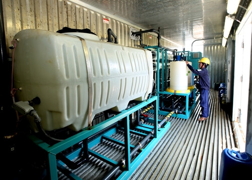 Công nhân Công ty Điện lực Quảng Ngãi vận hành cấp điện cho hệ thống chuyển đổi nước biển thành nước ngọt trên đảo Bé. Công nhân Công ty Điện lực Quảng Ngãi vận hành cấp điện cho hệ thống chuyển đổi nước biển thành nước ngọt trên đảo Bé.